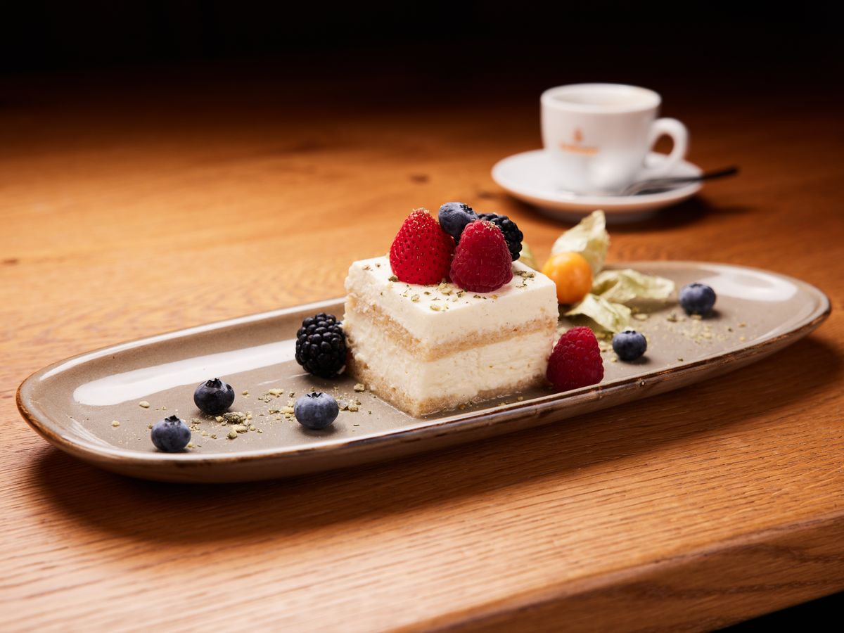 : Nachtsich kuchen mit Früchten und Cafee im Hintergrund Nachtisch im Gasthaus DER BIERMANN