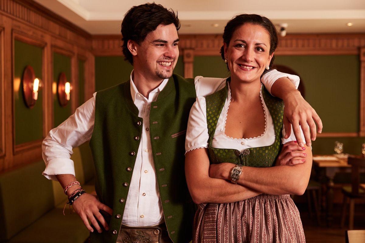 : Mann und Frau in Tracht Arm in Arm Restaurant Der Biermann Tracht München